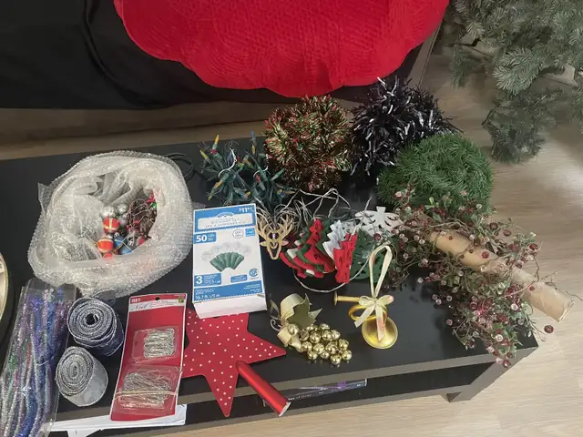 7.5 Christmas tree, moving  sale in Holiday, Event & Seasonal in Markham / York Region - Image 9