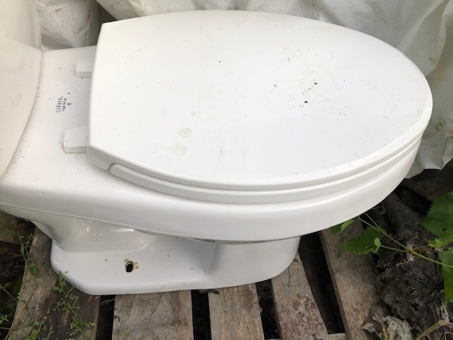 TOILET SEATS in Plumbing, Sinks, Toilets & Showers in City of Halifax - Image 2
