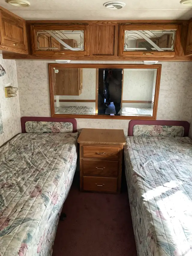1995 classic 32ft motorhome, sleeps six. in RVs & Motorhomes in Port Alberni - Image 11
