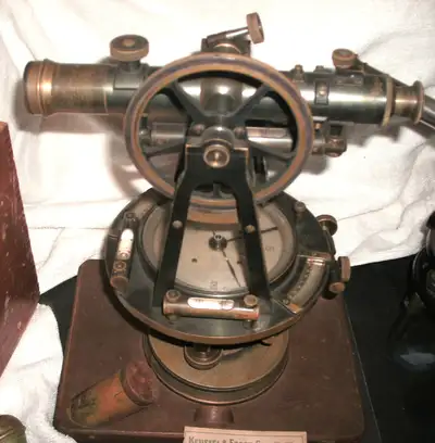 Instrument de topographie vintage Keuffel & Esser, View more