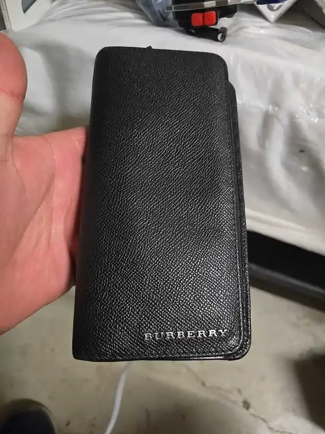 Burberry Wallet Unisex in Women's - Bags & Wallets in City of Toronto - Image 2