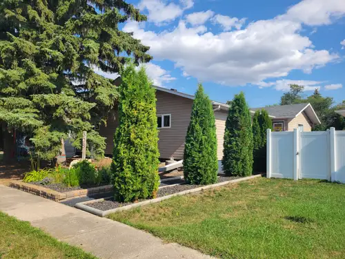 Home for sale by owner. 308 Ottawa Street Davidson, Saskatchewan S0G1A0 This one level home is 2,050...