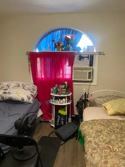 475 Female share room