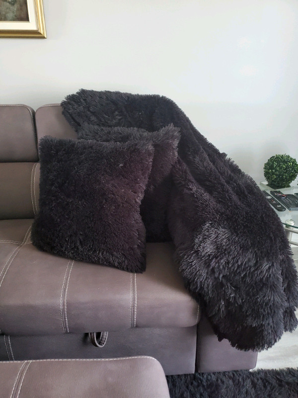Black Throw & 2 accent Pillows - fun fur dans Décoration intérieure et accessoires  à Gatineau - Image 2