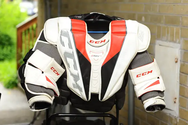 U11-U14 Goalie Equipment in Hockey in City of Toronto - Image 3