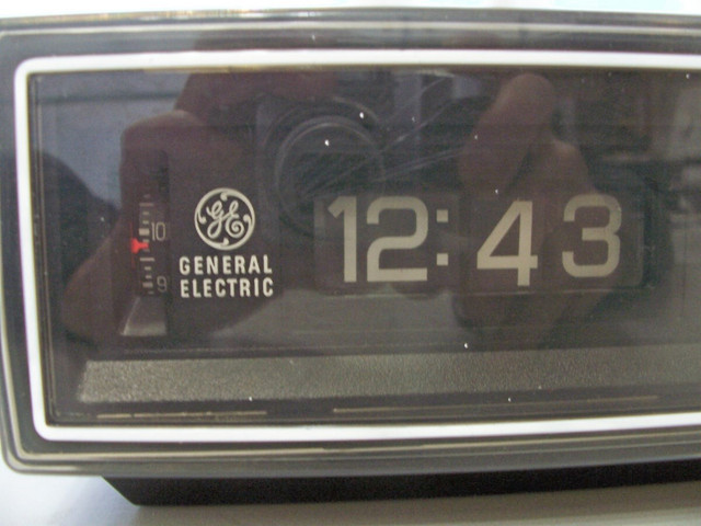 Flip clock rétro réveil matin vintage General Electric dans Art et objets de collection  à Laval/Rive Nord - Image 2