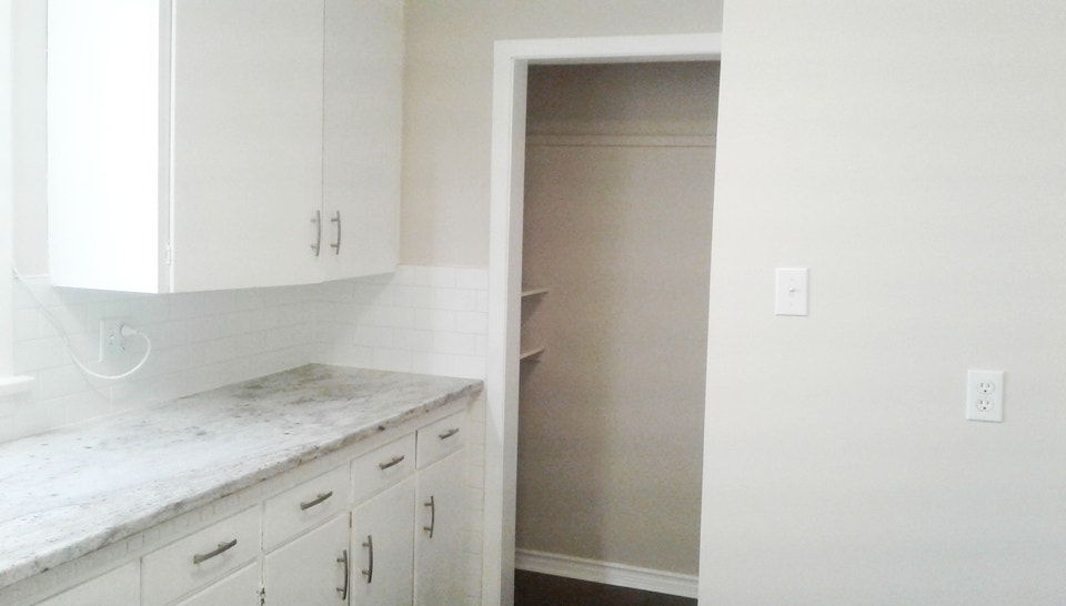 UPPER LARGE 1 BEDROOM - DOWNTOWN 5
