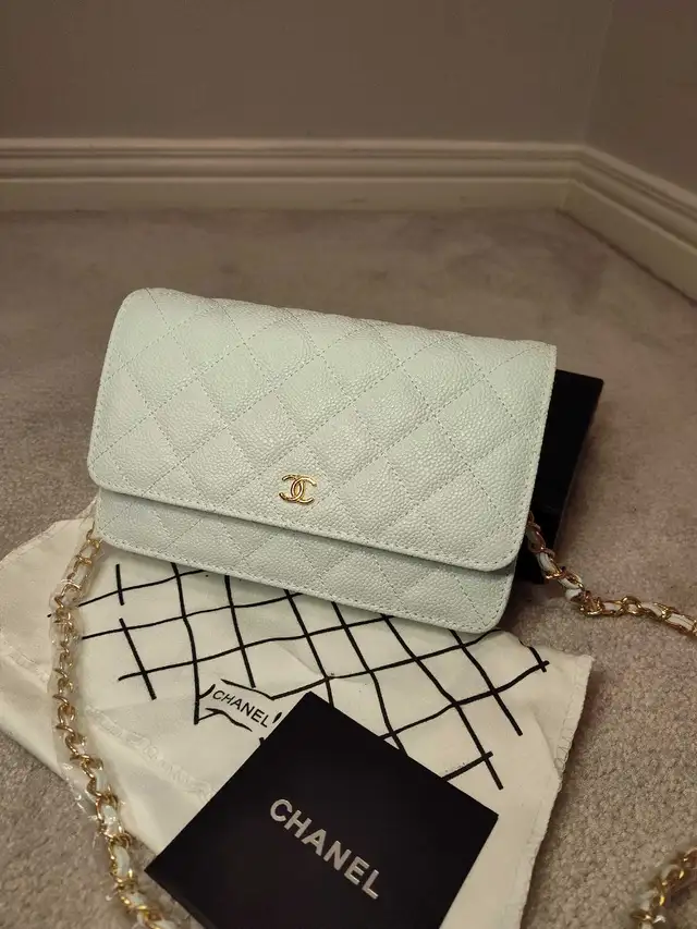 White wallet on chain  in Women's - Bags & Wallets in Markham / York Region - Image 3