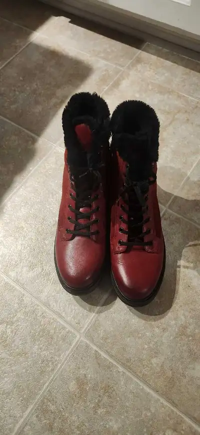 Botte d'hiver pour femmes gr 42 neuf de couleur rouge 140$, View more