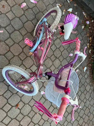 The 16" Girls Bike is a popular choice for young riders learning to ride. It features removable stab...
