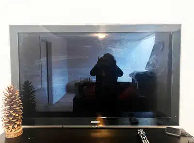 A PERFECT TV FOR YOUR FAMILY ROOM. WORKS GREAT.