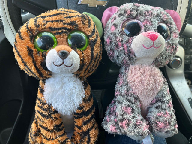 2 peluches ty aux gros yeux taille moyenne tigre et chat   in Toys & Games in Laval / North Shore
