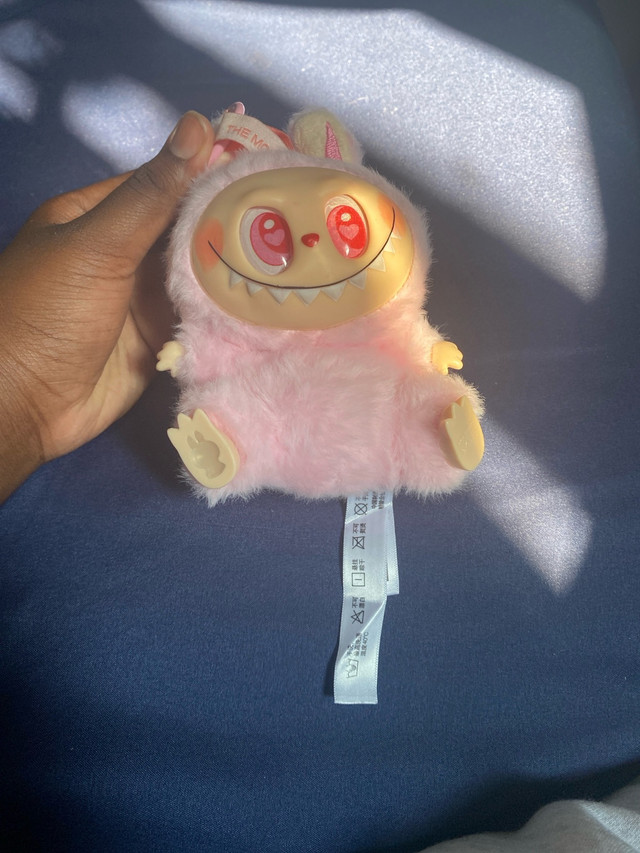 Labubu neuf de couleur rose pâle à prix négociable dans Jouets  à Longueuil/Rive Sud - Image 3