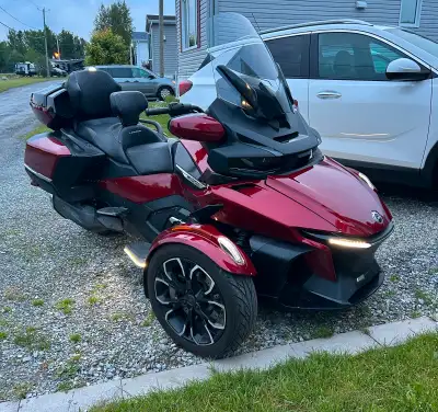 2022 Can-Am Spyder · 20 185 km Couleur rouge Marsala Entièrement équipé Poignées chauffantes avant e...