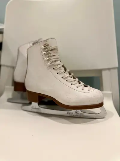 Skates size 4, Voir plus
