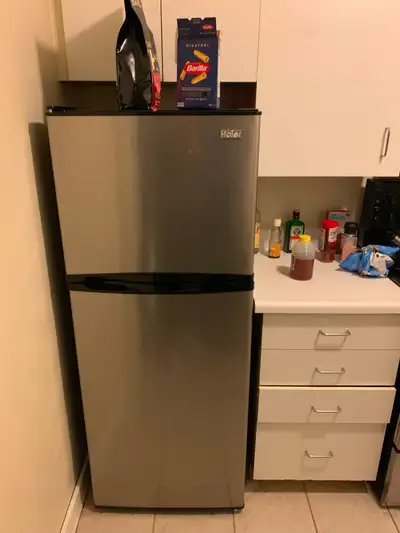 1+1 den located in the Yonge bay corridor. Steps away from UofT and TMU, perfect for students. Looki...