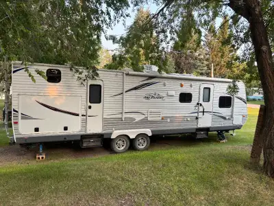 Discover the joys of family camping with this 2013 Jayco Jayflight 32BHDS, a spacious travel trailer...