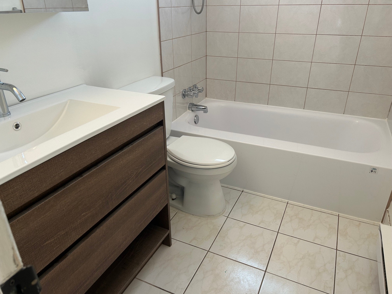 PAT, Grand 4 1/2 à louer, propre, 3e etage, idéal personne seul — photo 1