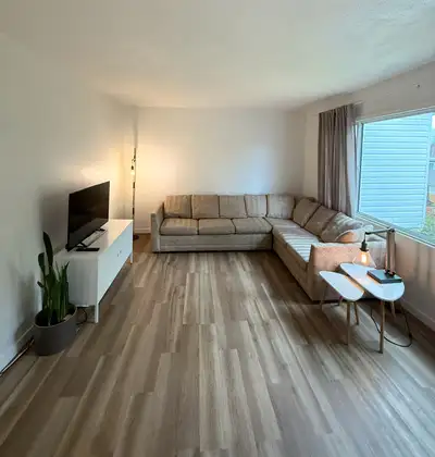 3 Bedroom Upper Unit – Available August 1 – Up the Hill Bright and spacious 3 bedroom, 1 bathroom up...