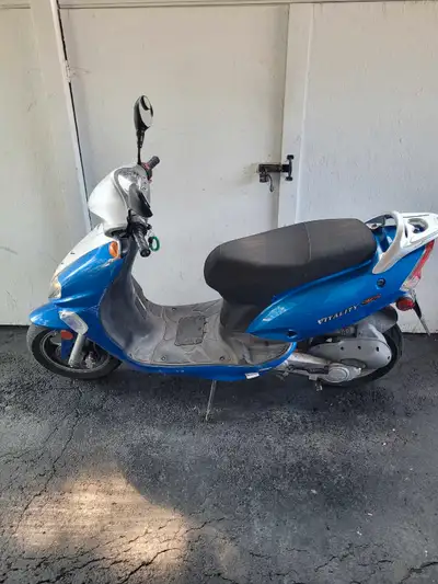 Scooter Kymco Vitality 2008 49cc 15 700 Km Fonctionne bien Jauge à essence ne fonctionne pas. Plaque...