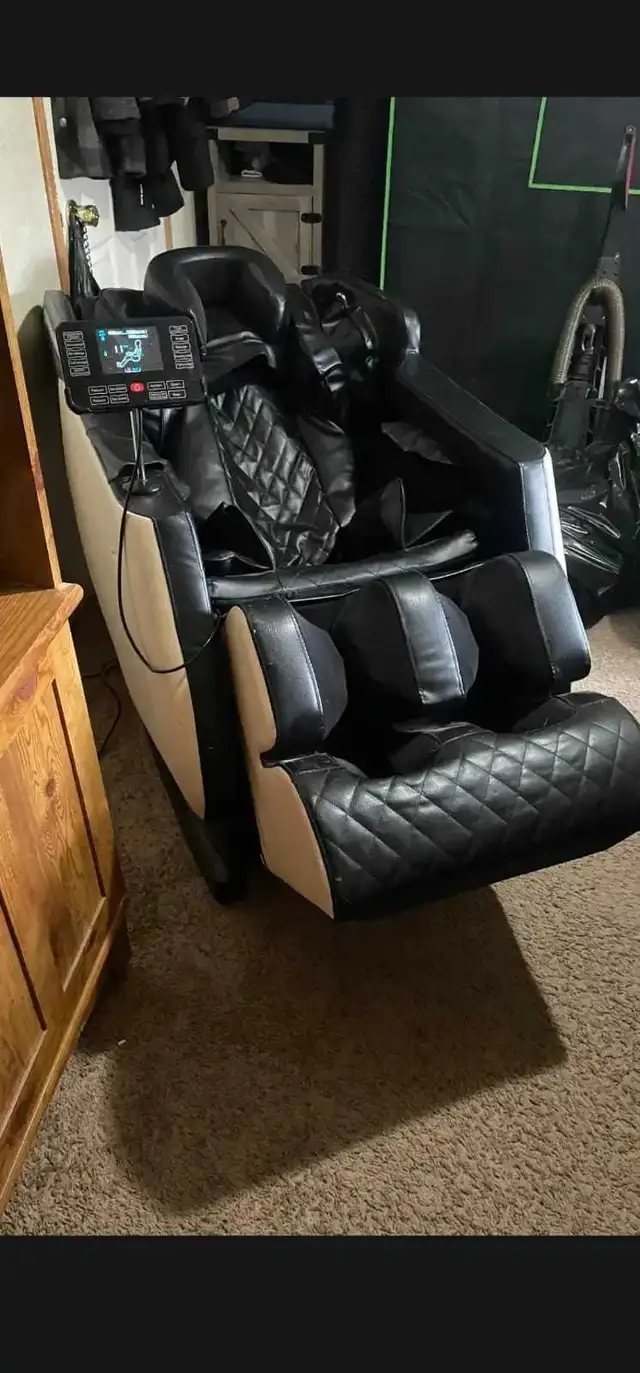 Massage Chair in Chairs & Recliners in Edmonton - Image 2