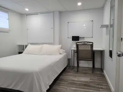 Chambre privée confortable avec lit Queen et Wi-Fi – Haut-Madawa Prix : 630 $/mois Adresse : 128, ru...