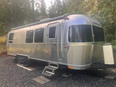 2023 Airstream Flying Cloud 28RB – Like New The Airstream Flying Cloud is a purposefully designed tr...