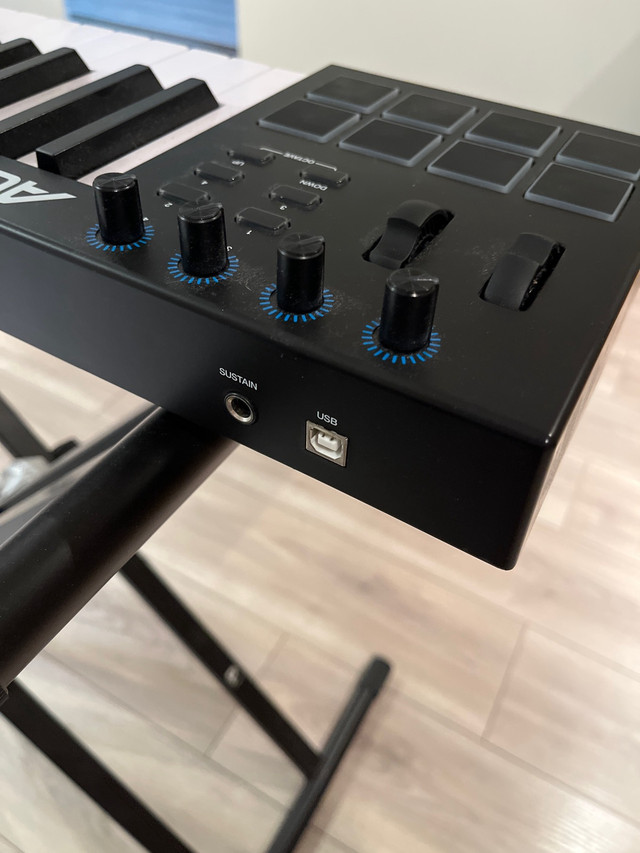 *MIDI* Keyboard Alesis V49 + Support  dans Pianos et claviers  à Laval/Rive Nord - Image 4