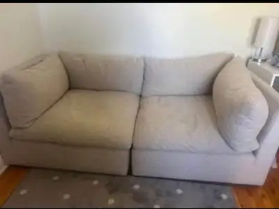 Causeuse super moelleuse et confortable Payé plus de 2000$ C’est beaucoup trop grand pour mon appart...