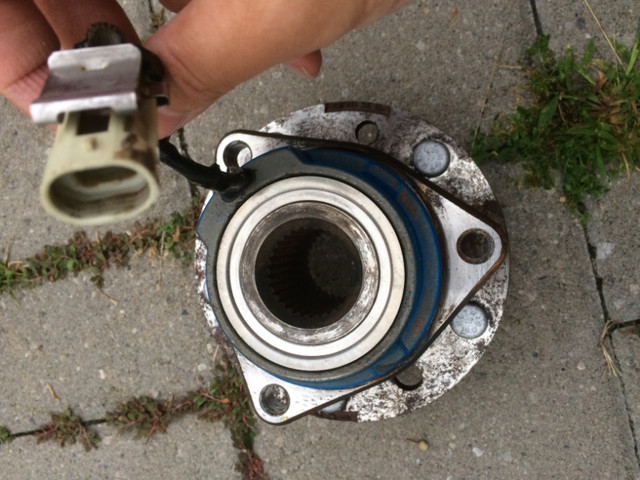 c5 corvette 1997-2004 right rear wheel hub used OBO Best Offer in Auto Body Parts in Mississauga / Peel Region