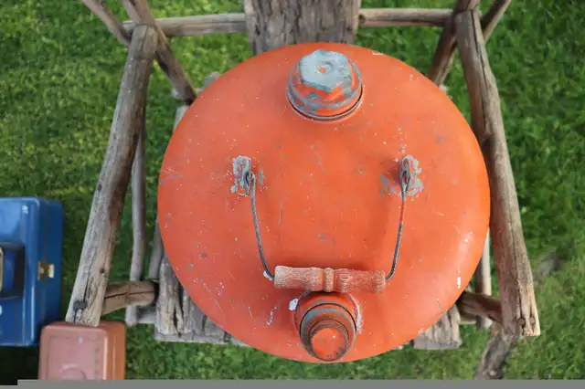 Vintage Eagle Boat Boy Gas Can in Arts & Collectibles in London - Image 5