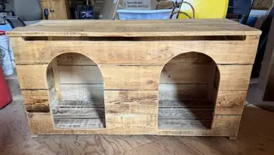 Magnifique cabane pour chiens faite sur mesure en bois, qui sert également de beau meuble rustique d...