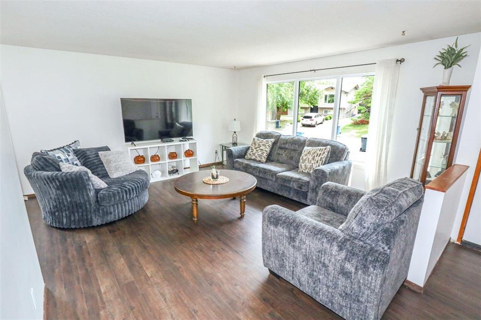 **3.5 Beds 2 Baths Plus Den House For Rent In Waverley Heights** 3