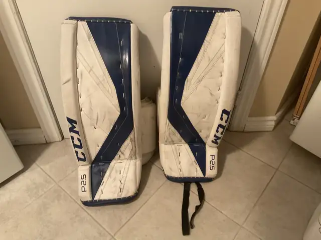 Goalie pads ccm Lefebvre speed skin 28 inches just need a cleani in Hockey in Markham / York Region - Image 2