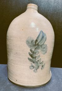 Cruche antique en grès avec fleur bleu