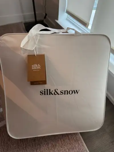 This is a brand new Silk & Snow Down Duvet, designed to offer the ultimate in comfort and quality fo...