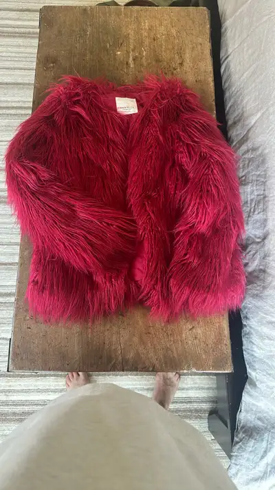 Like new. Size: 14 youth Stylish faux fur jacket.