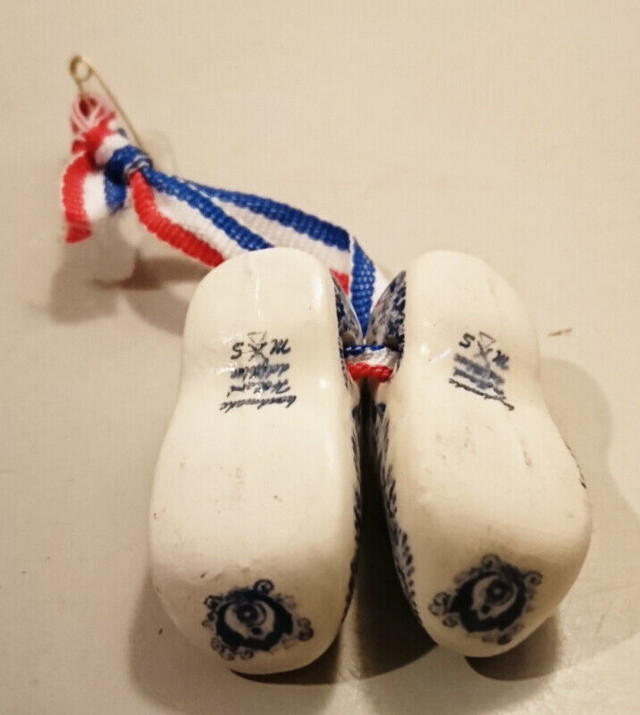 Vintage Miniature Pair  Clogs Ornate Delft Blue Holland Windmill in Arts & Collectibles in Oshawa / Durham Region - Image 3