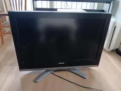 Toshiba 32HL57 LCD TV 720P Remote included Connections: 2 HDMI 2 Component video 1 PC in Note, there...