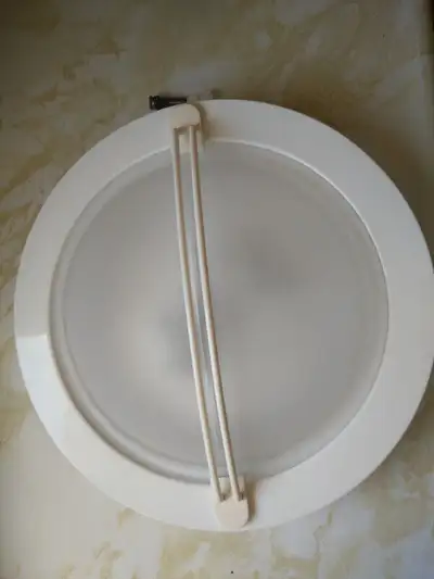 Plafonnier blanc avec verre givré. Fonctionne avec deux globes de 60 watts ou moins (non compris). C...