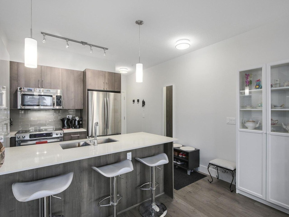 SPACIOUS ONE BEDROOM IN BURQUITLAM 5