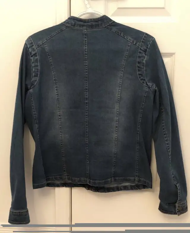 Woman’s Jean jacket - medium in Women's - Tops & Outerwear in Laval / North Shore - Image 3