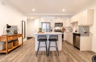 2 Bedrooms / 2 Bathrooms Bright Corner Apartment