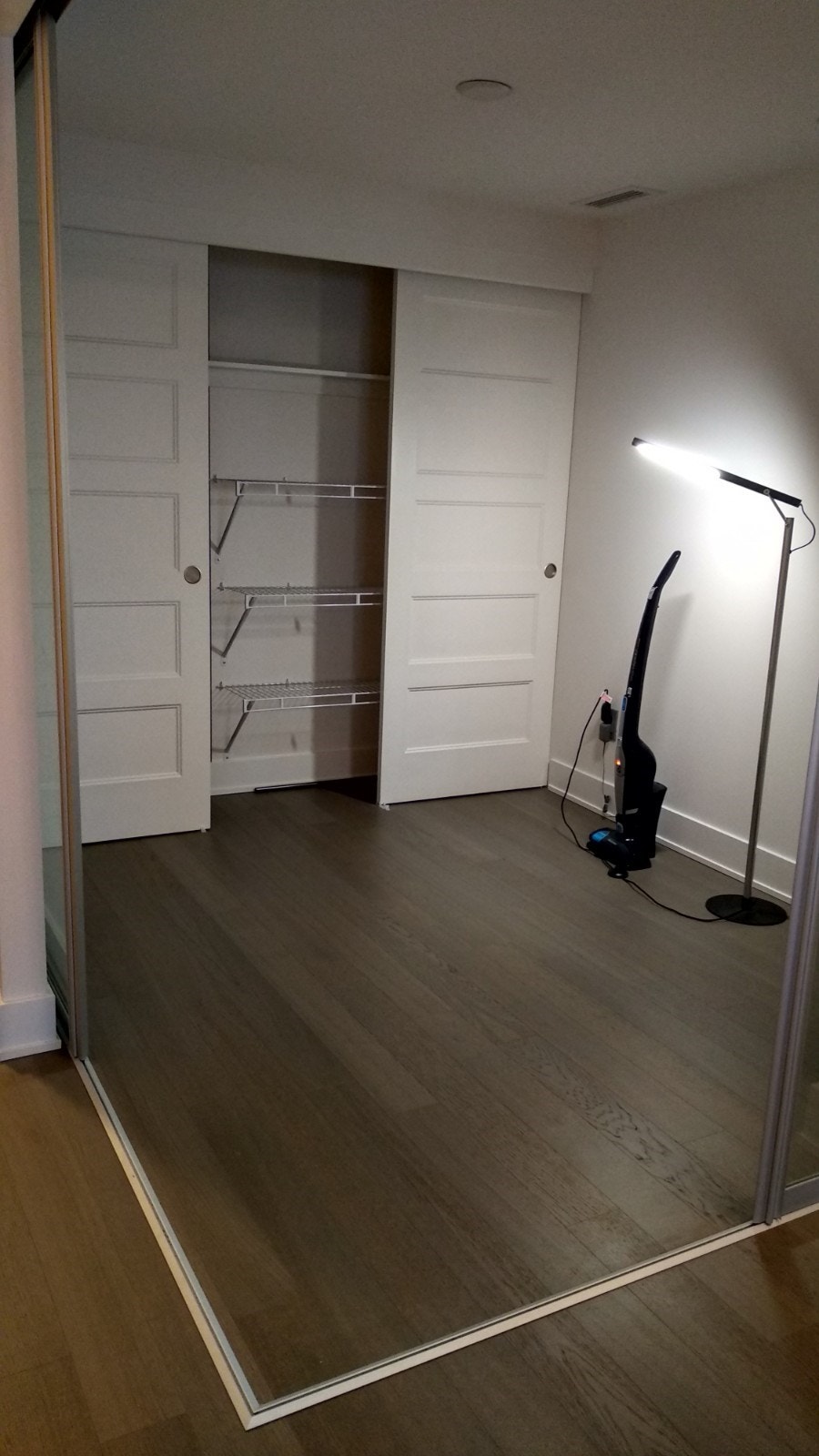 411 Mackay- 1 Bed + Den, 2 Bath Condo/Parking/Gym/Walk score 94 3