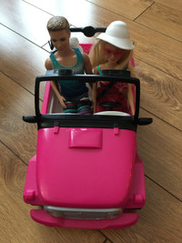 Barbie et Ken en jeep