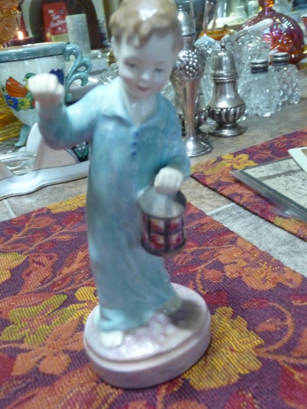 Charming Small Fine "Royal Doulton" Figurine "Wee Willie Winkie" Arts & Collectibles