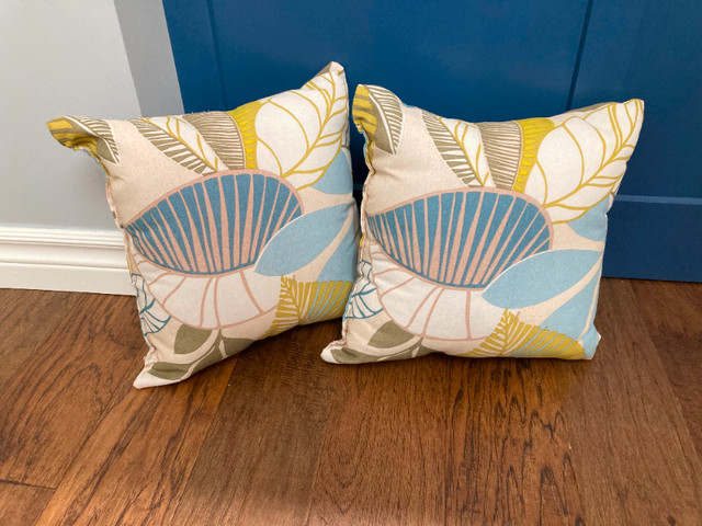 Two decorative outdoor pillows in Outdoor Décor in London