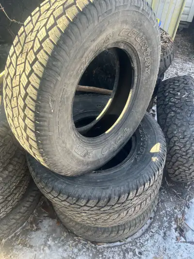 Like new summer Toyo 235 75 r15. Need gone. 400 obo