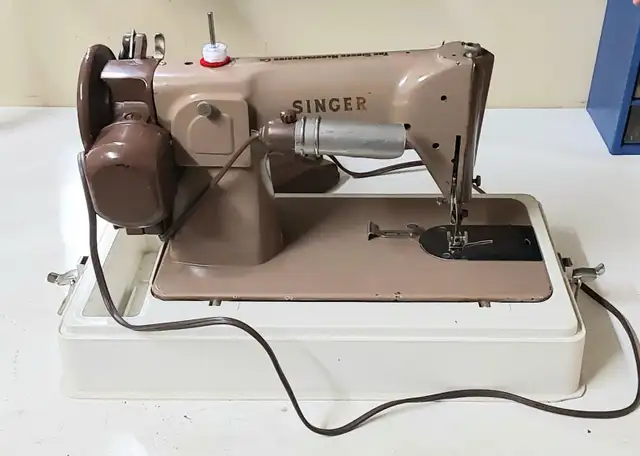 Machine à coudre Singer propre fabriquée au Québec in Other in Sherbrooke - Image 5