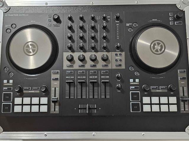 Native Instruments Traktor Kontrol S3 and Case in Performance & DJ Equipment in Mississauga / Peel Region - Image 2